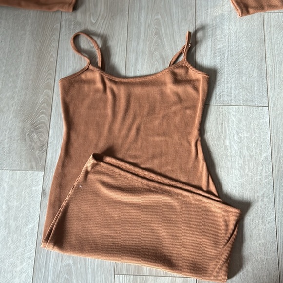 Woman’s size medium 2 piece outfit - Picture 2 of 3